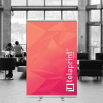 Expositor roll up clássico.